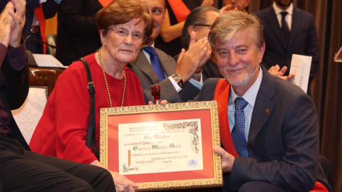 Esperanza Martínez, hija adoptiva de Zaragoza, junto al exalcalde Pedro Santisteve. / AYUNTAMIENTO DE ZARAGOZA