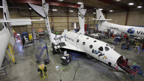 : SpaceShip Two durante su construcción, con las alas hacia arriba, la misma posición que provocó su destrucción./ Mark Greenberg/Virgin Galactic
