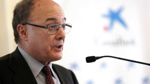 El gobernador del Banco de España, Luis María Linde, durante la conferencia sobre la evolución de la situación económica en España y Europa que ha pronunciado hoy en Tenerife. | CRISTÓBAL GARCÍA (EFE) El gobernador del Banco de España, Luis María Linde, durante la conferencia sobre la evolución de la situación económica en España y Europa que ha pronunciado hoy en Tenerife. | CRISTÓBAL GARCÍA (EFE)