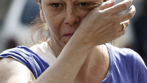 Una de las personas afectadas por el incidente ocurrido en un edificio de viviendas del madrileño barrio de Carabanchel.- EFE