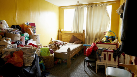 Habitación de Antousha, Gabriela y Moses./ Katie wilson Habitación de Antousha, Gabriela y Moses./ Katie wilson