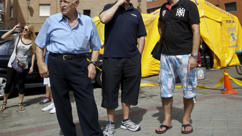 Varios vecinos junto al edificio derrumbado en el barrio madrileño de Carabanchel. REUTERS/Andrea Comas