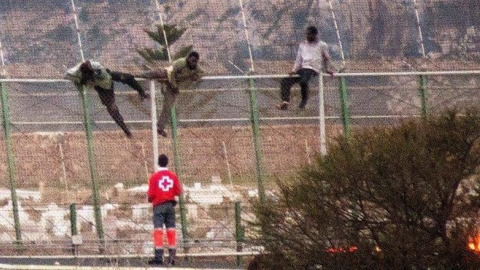Cerca de 400 inmigrantes tratan de saltar la valla de Melilla.- CRUZ ROJA /EUROPA PRESS Cerca de 400 inmigrantes tratan de saltar la valla de Melilla.- CRUZ ROJA /EUROPA PRESS