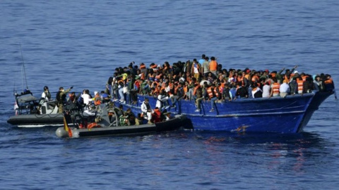 Una fragata española rescata a 500 inmigrantes frente a las costas de Libia. EFE. Una fragata española rescata a 500 inmigrantes frente a las costas de Libia. EFE.