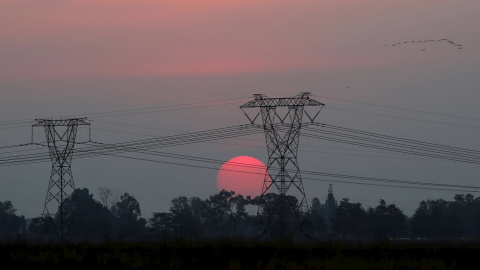 El sol se opne detras de unas torres de electricidad en Carletonville, al oeste de Johannesburgo. REUTERS/Siphiwe Sibeko El sol se opne detras de unas torres de electricidad en Carletonville, al oeste de Johannesburgo. REUTERS/Siphiwe Sibeko