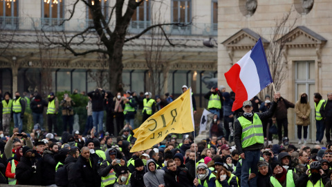 Manifestantes de los chalecos amarillos se concentran en París. REUTERS/Gonzalo Fuentes Manifestantes de los chalecos amarillos se concentran en París. REUTERS/Gonzalo Fuentes