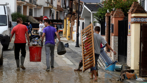 Vecinos, bomberos y Proteccion Civil achican agua en la población de Las Gabias(Granada).Las lluvias de ayer viernes y esta madrugada han dejado 347 incidencias en Andalucía, sobre todo en las provincias de Málaga y Granada y puntualmente e Vecinos, bomberos y Proteccion Civil achican agua en la población de Las Gabias(Granada).Las lluvias de ayer viernes y esta madrugada han dejado 347 incidencias en Andalucía, sobre todo en las provincias de Málaga y Granada y puntualmente e