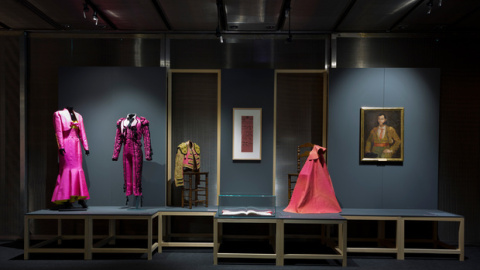 Sala del Museo del Traje en su exposición 'La vie en rose' Sala del Museo del Traje en su exposición 'La vie en rose'