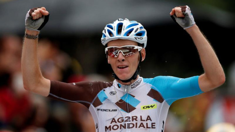 El ciclista francés Romain Bardet celebra su victoria en el Mont Blanc. / YOAN VALAT (EFE) El ciclista francés Romain Bardet celebra su victoria en el Mont Blanc. / YOAN VALAT (EFE)