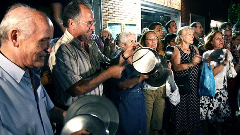 Imagen de archivo de una cacerolada en Barcelona de afectados por el apagón que afectó a varias zonas de la ciudad en el verano de 2007. EFE/Albert Olivé Imagen de archivo de una cacerolada en Barcelona de afectados por el apagón que afectó a varias zonas de la ciudad en el verano de 2007. EFE/Albert Olivé