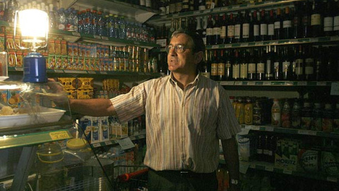Imagen de archivo del propietario de una tienda del barrio del Eixample afectado por el apagón que sufrió Barcelona en julio de 2007.EFE/Andreu Dalmau Imagen de archivo del propietario de una tienda del barrio del Eixample afectado por el apagón que sufrió Barcelona en julio de 2007.EFE/Andreu Dalmau