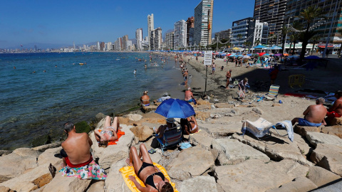 Turistas acuden a las playas de Benidorm en el primer fin de semana tras el final de los aparcelamientos en la arena para mantener la distancia social por los protocolos del covid.