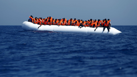 Un grupo de emigrantes espera en una lancha motora a ser rescatado a unos 30 km de la costa de Libia, 3 de agosto de 2015. REUTERS / Darrin Zammit Lupi
