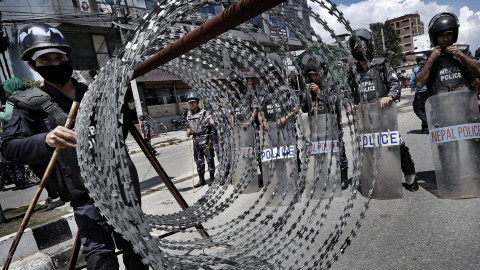 Agentes de policía nepalíes permanecen en guardia durante una protesta de fieles hindúes en Katmandú, Nepal, hoy, 3 de agosto de 2015. Hinduístas pertenecientes a distintas organizaciones religiosas y partidos políticos organizaron una prot