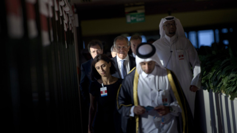 El Ministro de Asuntos Exteriores de Rusia, Serguéi Lavrov (C) antes de una reunión trilateral el 3 de agosto de 2015, en Doha. El secretario de Estado John Kerry está reuniéndose con sus homólogos árabes del Golfo para conversar en Qatar s