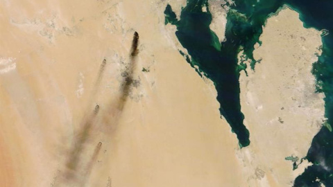 Imagen de las columnas de humo procedentes de las refinerías saudíes atacadas.- EFE/EPA/NASA