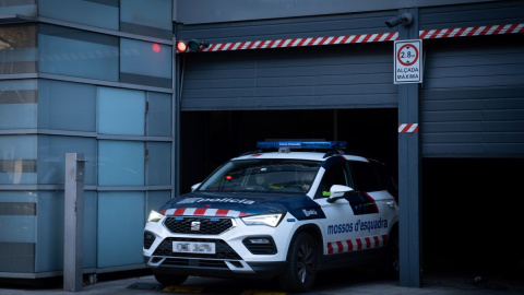 El jugador de fútbol Dani Alves sale detenido en un coche policial tras acudir a declarar en la Comisaría de Les Corts, a 20 de enero de 2023, en Barcelona. El jugador de fútbol Dani Alves sale detenido en un coche policial tras acudir a declarar en la Comisaría de Les Corts, a 20 de enero de 2023, en Barcelona.