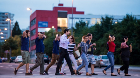 Ciudadanos son evacuados del centro comercial de Múnich tras producirse el tiroteo. - AFP