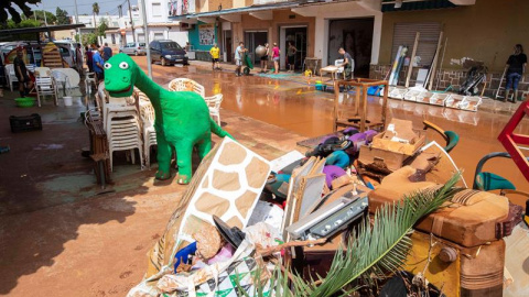 15/09/2019.- Vecinos de Los Nietos (Cartagena) sacan sus pertenencias de sus casas tras verse afectadas por las fuertes lluvias caidas en los últimos días en la Región de Murcia. EFE/Marcial Guillén 15/09/2019.- Vecinos de Los Nietos (Cartagena) sacan sus pertenencias de sus casas tras verse afectadas por las fuertes lluvias caidas en los últimos días en la Región de Murcia. EFE/Marcial Guillén