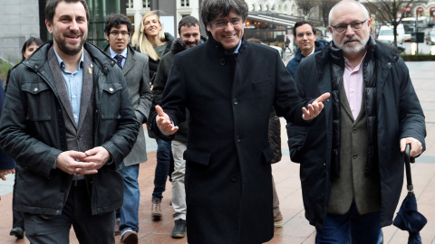 Carles Puigdemont y los ex ministros regionales catalanes Antoni Comin y Lluis Puig en el Parlamento Europeo en Bruselas, en una imagen de archivo. REUTERS / Johanna Geron Carles Puigdemont y los ex ministros regionales catalanes Antoni Comin y Lluis Puig en el Parlamento Europeo en Bruselas, en una imagen de archivo. REUTERS / Johanna Geron