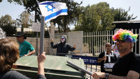 Manifestantes en la entrada de la residencia de Netanyahu en Jerusalén. REUTERS/Ammar Awad Manifestantes en la entrada de la residencia de Netanyahu en Jerusalén. REUTERS/Ammar Awad