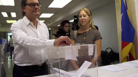 El expresidente catalán Artur Mas y la consejera de Presidencia de la Generalitat, Neus Munté, candidatos, respectivamente, a la presidencia y vicepresidencia del Partit Demòcrata Català (PDC), en la mesa electoral donde Mas ha ejercido su El expresidente catalán Artur Mas y la consejera de Presidencia de la Generalitat, Neus Munté, candidatos, respectivamente, a la presidencia y vicepresidencia del Partit Demòcrata Català (PDC), en la mesa electoral donde Mas ha ejercido su
