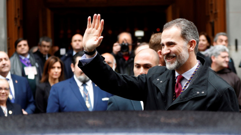 Felipe VI saluda a los fieles congregados en la basílica de Jesús de Medinaceli, en  Madrid. EFE/Chema Moya