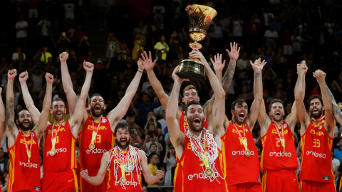El alero de la selección española de baloncesto Rudy Fernández (c) y sus compañeros. EFE/Juan Carlos Hidalgo El alero de la selección española de baloncesto Rudy Fernández (c) y sus compañeros. EFE/Juan Carlos Hidalgo