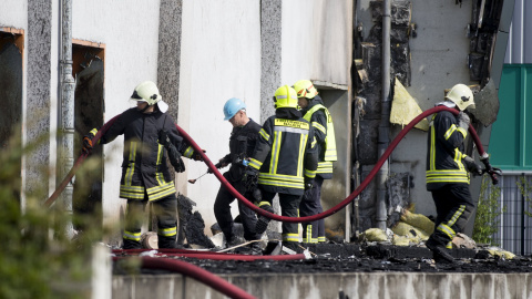 Los bomberos alemanes entran en el edificio incendiado en Neuen, cerca de Berlín, que estaba siendo habilitado para ser un centro para refugiados. REUTERS/Axel Schmidt Los bomberos alemanes entran en el edificio incendiado en Neuen, cerca de Berlín, que estaba siendo habilitado para ser un centro para refugiados. REUTERS/Axel Schmidt