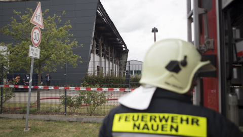 Un bombero alemán junto al edificio incendiado en Neuen, cerca de Berlín, que estaba siendo habilitado para ser un centro para refugiados. REUTERS/Axel Schmidt Un bombero alemán junto al edificio incendiado en Neuen, cerca de Berlín, que estaba siendo habilitado para ser un centro para refugiados. REUTERS/Axel Schmidt