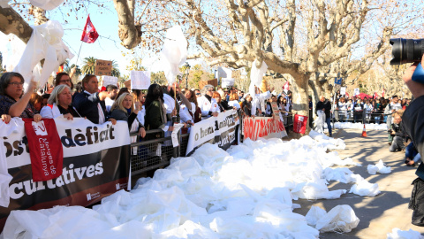 Bates blanques en senyal de protesta a les portes del Parlament, en la segona jornada de la darrera vaga, el 26 de gener Bates blanques en senyal de protesta a les portes del Parlament, en la segona jornada de la darrera vaga, el 26 de gener