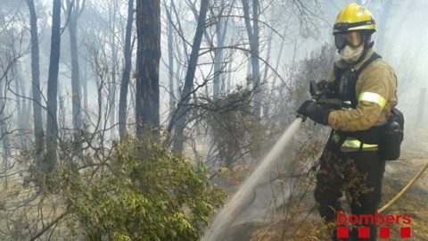 El fuego de Blanes, que ya ha arrasado 30 hectáreas, provoca el desalojo de 400 vecinos. El fuego de Blanes, que ya ha arrasado 30 hectáreas, provoca el desalojo de 400 vecinos.