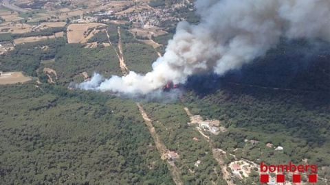 El fuego de Blanes, que ya ha arrasado 30 hectáreas, provoca el desalojo de 400 vecinos. El fuego de Blanes, que ya ha arrasado 30 hectáreas, provoca el desalojo de 400 vecinos.
