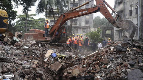 Miembros de los servicios de rescate buscan supervivientes entre los escombros tras el derrumbe de un edificio en Thane (India) hoy, martes 4 de agosto de 2015. Al menos 12 personas murieron, siete resultaron heridas y dos permanecen desapa