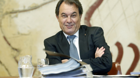 El presidente de la Generalitat, Artur Mas, sonríe durante la reunión semanal del gobierno, horas después de firmar el decreto de disolución del Parlament y de convocatoria de las elecciones catalanas para el 27S. EFE/Andreu Dalmau