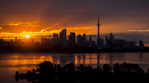 El amanecer en el horizonte en Toronto, 4 de agosto de 2015. REUTERS / Marcos Blinch