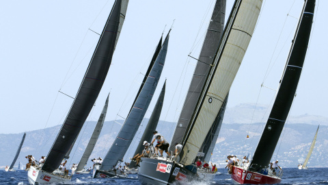 Veleros compiten durante una etapa de la 34ª Copa del Rey de Vela, en la costa de Palma de Mallorca, el 04 de agosto de 2015. AFP PHOTO / JAIME REINA