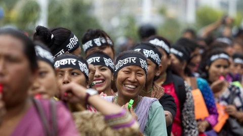 Varias activistas se manifiestan por el reconocimiento de la igualdad de géneros en la nueva Constitución nepalesa en Katmandú, Nepal, hoy 4 de agosto de 2015. La redacción de una nueva Constitución fue una de las condiciones del acuerdo fi