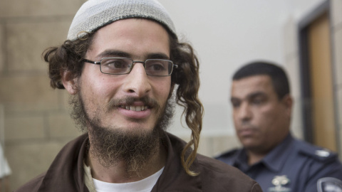 El principal sospechoso del terrorismo nacionalista judío, Meir Etinguer, permanece detenido en el tribunal de Nazareth mientras espera la deliberación sobre la solicitud policial de ampliar su detención, en Nazareth, Israel, hoy, 4 de agos