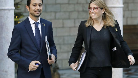 El consejero de Territorio y Sostenibilidad, Damiá Calvet, acompañado por la consejera de la Presidencia, Elsa Artadi, a su legada a la primera reunión del año del Govern. /EFE El consejero de Territorio y Sostenibilidad, Damiá Calvet, acompañado por la consejera de la Presidencia, Elsa Artadi, a su legada a la primera reunión del año del Govern. /EFE