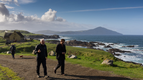 El cineasta Martin McDonagh, con Colin Farrell, durante el rodaje de 'Almas en pena en Inisherin' El cineasta Martin McDonagh, con Colin Farrell, durante el rodaje de 'Almas en pena en Inisherin'