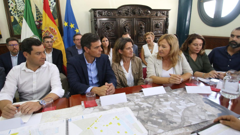 Moreno, Sánchez, Ribera, Fernández y Crespo, en la mesa. Encuentro en el Ayuntamiento de Níjar (Almería) para evaluar los daños por la gota fría. Europa Press Moreno, Sánchez, Ribera, Fernández y Crespo, en la mesa. Encuentro en el Ayuntamiento de Níjar (Almería) para evaluar los daños por la gota fría. Europa Press