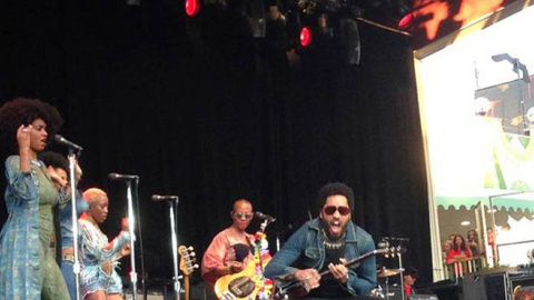 Lenny Kravitz durante su concierto en Estocolmo en el momento en el que se rompen sus ajustados pantalones