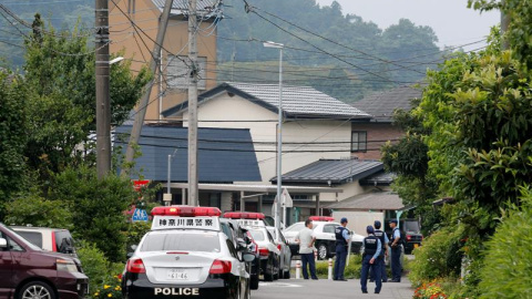 Policías vigilan una vía de acceso al hogar para discapacitados donde un hombre mató esta madrugada a 19 personas e hirió a otras 45 en un apuñalamiento masivo en la localidad de Sagamihara, a las afueras de Tokio. EFE/KIMIMASA MAYAMA Policías vigilan una vía de acceso al hogar para discapacitados donde un hombre mató esta madrugada a 19 personas e hirió a otras 45 en un apuñalamiento masivo en la localidad de Sagamihara, a las afueras de Tokio. EFE/KIMIMASA MAYAMA