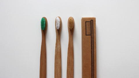 Cepillos de dientes de bambú. Cepillos de dientes de bambú.