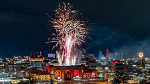 Fuegos artificiales en Kansas después de la victoria de Kansas City Chief en la Super Bowl. Fuegos artificiales en Kansas después de la victoria de Kansas City Chief en la Super Bowl.