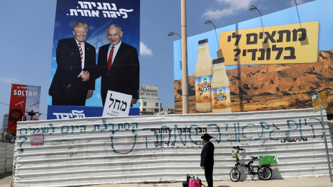 16/09/2019 - Un judío ortodoxo mira un cartel de la campaña que muestra al primer ministro israelí Benjamin Netanyahu y al presidente estadounidense, Donald Trump. / REUTERS - AMMAR AWAD 16/09/2019 - Un judío ortodoxo mira un cartel de la campaña que muestra al primer ministro israelí Benjamin Netanyahu y al presidente estadounidense, Donald Trump. / REUTERS - AMMAR AWAD