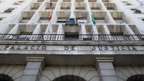 Fachada de la Audiencia Provincial de Sevilla donde un hombre ha sido condenado a 27 años de cárcel por abusar de dos niñas de 6 y 11 años en la localidad sevillana de Los Palacios. EFE/Archivo Fachada de la Audiencia Provincial de Sevilla donde un hombre ha sido condenado a 27 años de cárcel por abusar de dos niñas de 6 y 11 años en la localidad sevillana de Los Palacios. EFE/Archivo