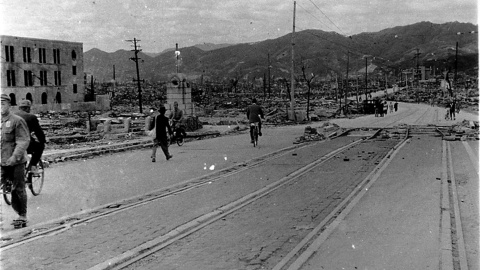 El antes del paso del tranvía visto desde el puente  Aioi en Hiroshima.- REUTERS