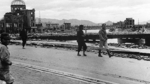 El antes del puente Aioi desde el cual se ve la llamada 'the Atomic Bomb Dome' (La cúpula de la bomba atómica) en Hiroshima.- REUTERS.
